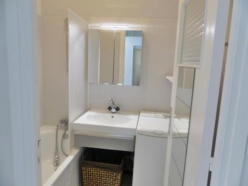 卡纳克Atlantique 2, Carnac的白色的浴室设有水槽和镜子
