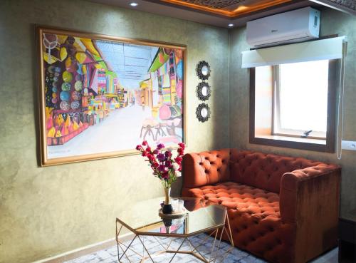 拉巴特Good Vibes的客厅配有沙发和墙上的绘画