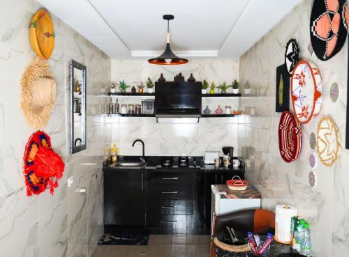 拉巴特Good Vibes的客房内设有带水槽和炉灶的厨房