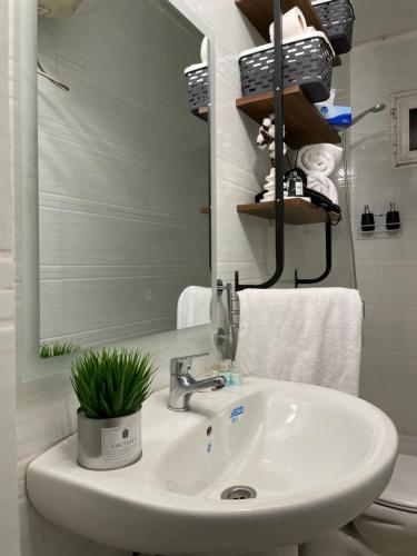 努瓦克肖特Appart hôtel的一间带水槽和镜子的浴室
