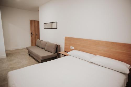 ZaratánPolorooms的配有一张床和一把椅子的酒店客房