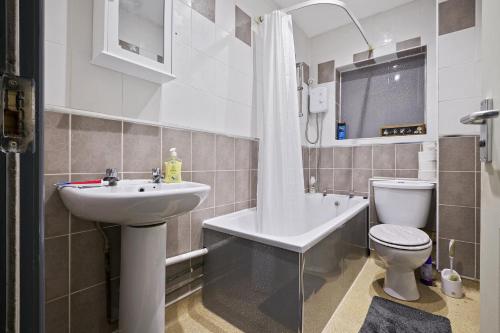 伯明翰Stunning 5 bedroom home families HS2 NEC Airport contactors welcome的一间带水槽、卫生间和淋浴的浴室