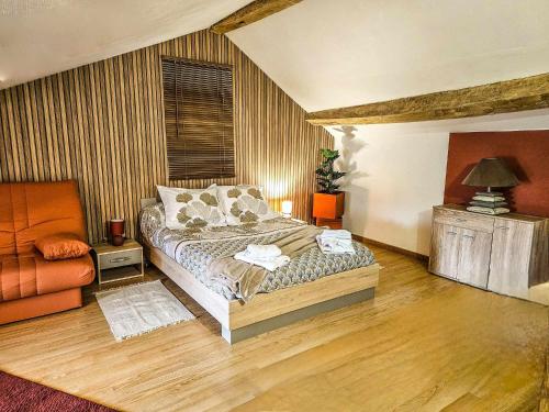 讷韦尔maison de ville avec jardin privatif的一间卧室配有一张床和一把椅子