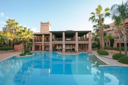 马拉喀什Palm Splendor - Marrakech的大楼前的大型游泳池