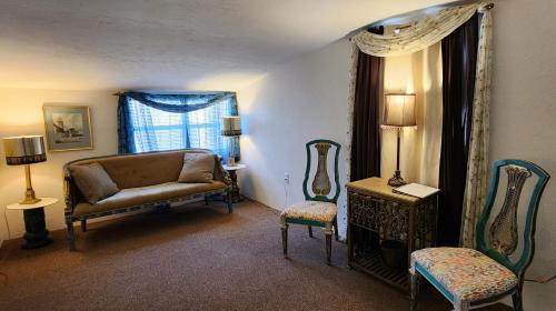 达洛尼加Lily Creek Lodge的客厅配有沙发和两把椅子