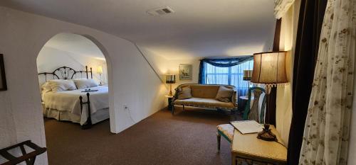 达洛尼加Lily Creek Lodge的一间卧室,卧室内配有一张床和一把椅子