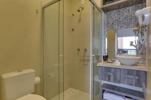 弗洛里亚诺波利斯Flat Pietra的带淋浴、卫生间和盥洗盆的浴室