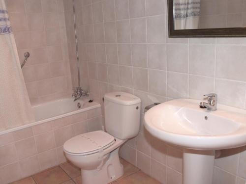 马斯萨内特-德卡夫雷尼斯卡尔拉特罗公寓的白色的浴室设有卫生间和水槽。