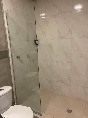 卡塔赫纳Abel Boutique House的浴室设有玻璃淋浴间和卫生间