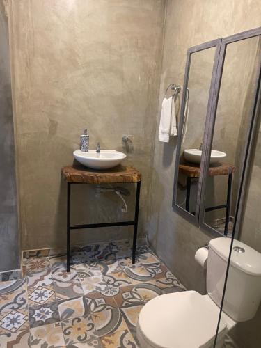 卡塔赫纳Abel Boutique House的一间带水槽和卫生间的浴室