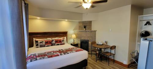 沃特顿公园克兰德尔山川旅舍的卧室配有一张床和一张桌子