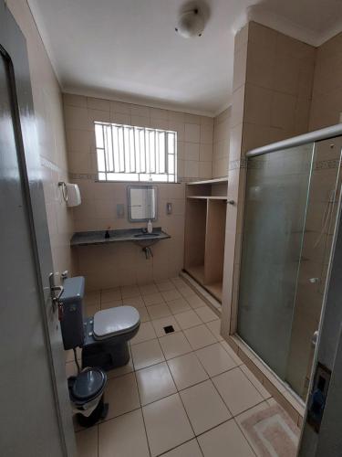 圣路易斯Guará Hostel的一间带卫生间和淋浴的浴室
