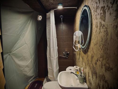 瓦尔齐亚Vardzia Glamping的一间带卫生间和水槽的小浴室