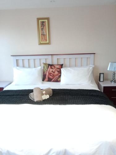 东伦敦Edladleni Guesthouse的一张床上,上面有一张枕头上的女人的照片