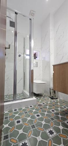 ZokhósΣΟΧΟΣ ΠΑΡΑΔΟΣΙΑΚΕΣ ΟΙΚΙΕΣ - Σαχνισί的带淋浴和卫生间的浴室