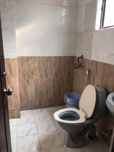 瓦拉纳西Groot Home Stays Varanasi的一间带卫生间和水槽的浴室