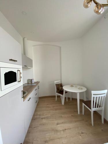 里加Golden Rush的厨房配有桌子和白色冰箱。