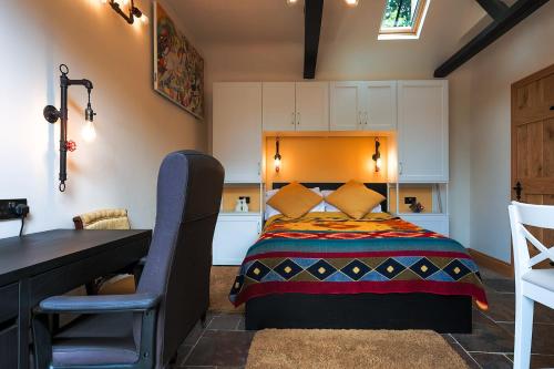 米尔顿凯恩斯Cosy countryside retreat - Pogo的一间卧室配有一张床、一张桌子和一张书桌