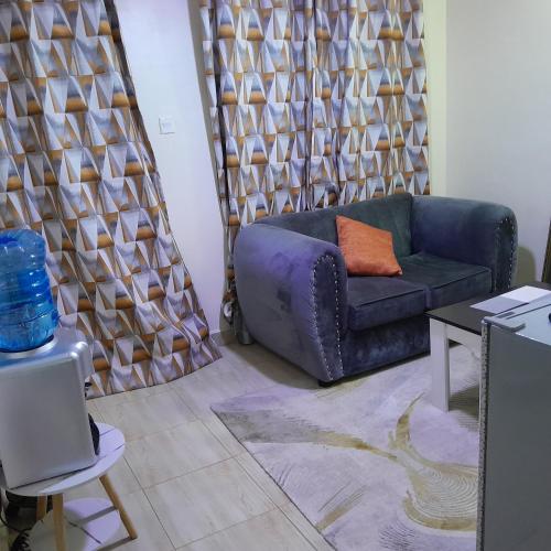 Kitengela Nectar airbnb的客厅配有沙发和桌子