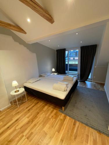 斯德哥尔摩Home Inn HVG54的一间卧室设有一张大床和一个大窗户