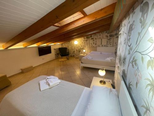 波托帕洛阿尔伯戈佩尔塞奥酒店的一间卧室配有两张床,并在房间内配有电视