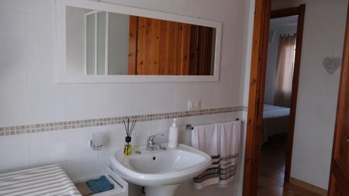 波尔托奥蒂罗卢Le Trame di Ka.Sa的白色的浴室设有水槽和镜子