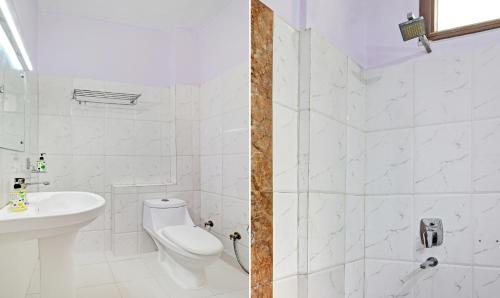 阿格拉Hotel Golden Palace的浴室配有卫生间、盥洗盆和淋浴。