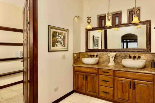 瓜纳卡斯特Villa Durazno的浴室设有2个水槽和镜子