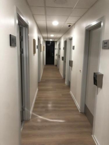 帕兹堡Motel eat´n drive Padborg的走廊,有长长的走廊的办公楼