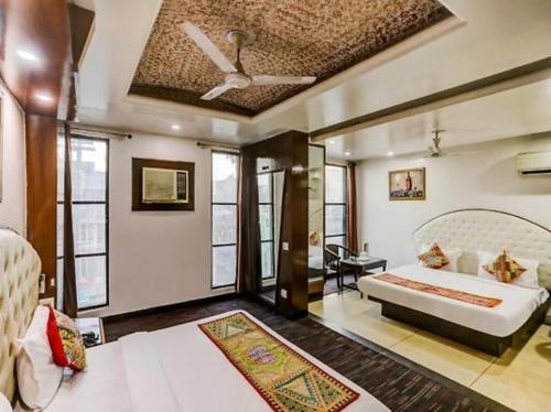 新德里HOTEL GEESON INTERNATIONAL-New Delhi Railway Station-Paharganj的一间卧室配有一张床和吊扇
