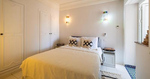 马拉喀什Charming 2-Bed Oasis Pool View的白色的卧室设有床和窗户
