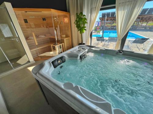 格拉博瓦茨16湖泊酒店的窗户客房内的大浴缸