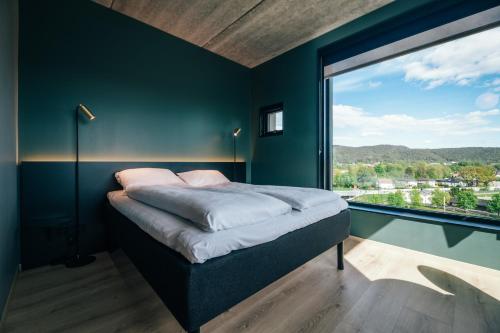 波什格伦Comfort Hotel Porsgrunn的一间卧室设有一张床和一个大窗户