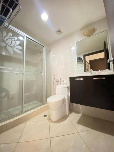 圣卡洛斯Paraiso Costero的一间带卫生间和玻璃淋浴间的浴室