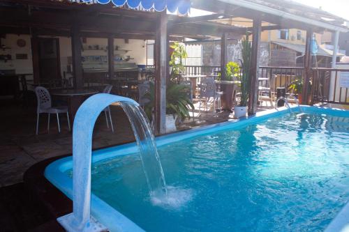 纳塔尔波萨达阿祖拉酒店的一个带喷泉的游泳池