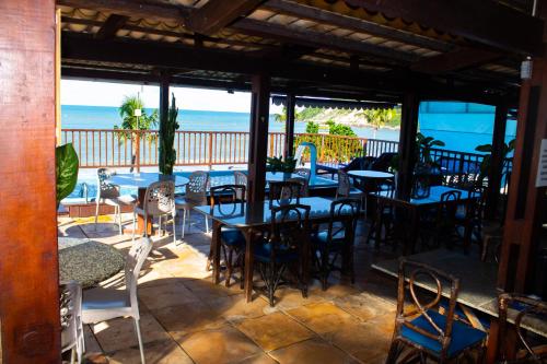纳塔尔波萨达阿祖拉酒店的一个带桌椅的庭院和大海