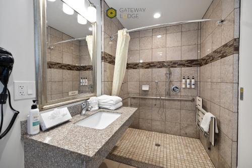 滨海城Gateway Lodge的一间带水槽和淋浴的浴室