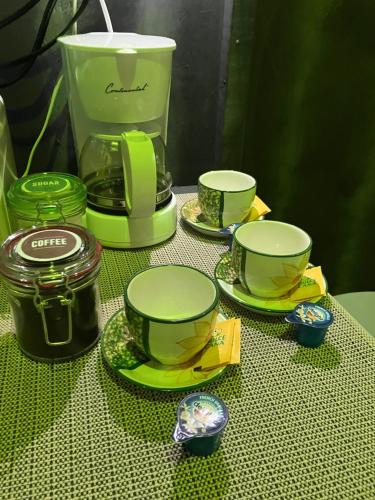 CeibaJunzi的一张桌子,上面放着绿咖啡杯和搅拌机
