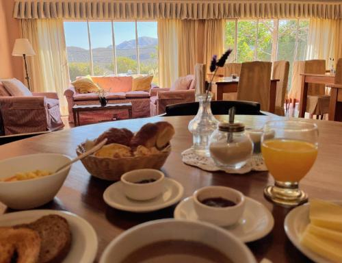 拉库布蕾Hostería La Viña的餐桌,早餐包括面包和橙汁