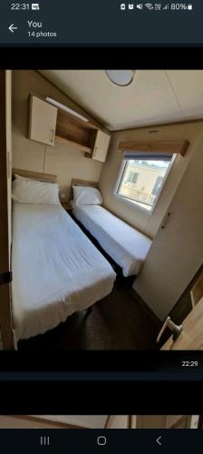 RookleyOakley的小型客房 - 带2张床和窗户