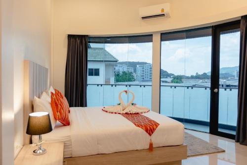 Ban KohongSUBANAN Residence - SHA Extra Plus Certified的一间卧室设有一张床和一个大窗户