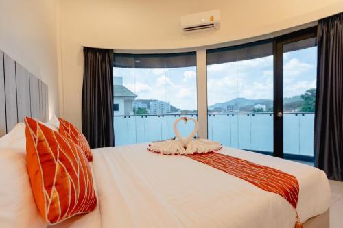 Ban KohongSUBANAN Residence - SHA Extra Plus Certified的一间卧室,配有一张心形床