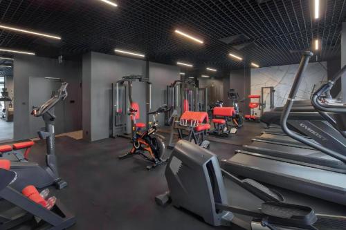 华沙L7 Warsaw Apartments Sauna&Gym的健身房设有有氧运动器材和健身自行车