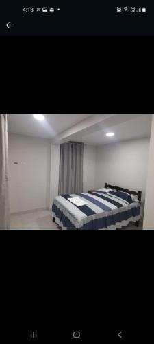 瓦尔梅Magu Hotel Huarmey的一张卧室的照片,里面放两张床