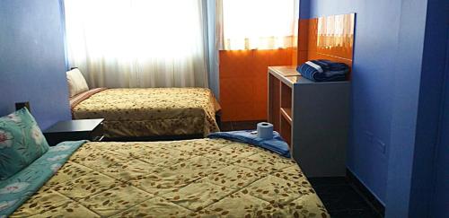 查查波亚斯PAKKARIN - HOTEL的一间小房间,配有两张床和梳妆台