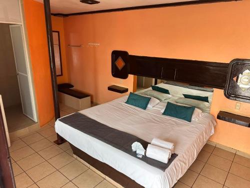 Santa Cruz TecamacPaléis的一间卧室配有一张大床和毛巾