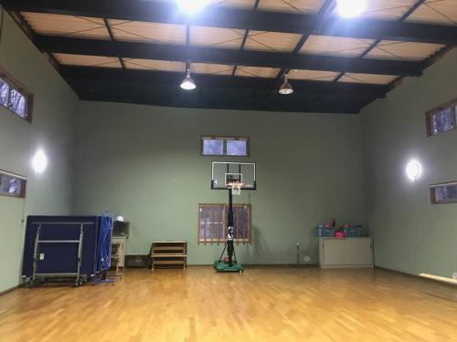嬬恋村Kitakaruizawa Morino Bessou NO5的一间铺有木地板的带篮球架的健身房