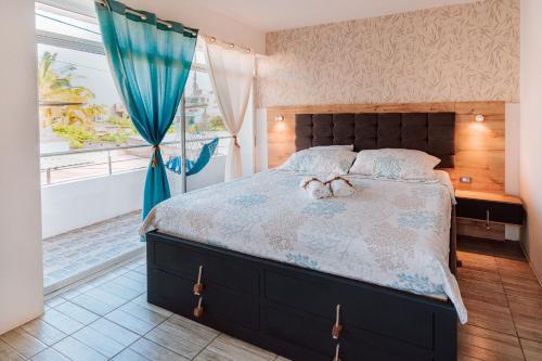 阿约拉港Casa vacacional en Galápagos, Santa Cruz的一间卧室设有一张大床和一个窗户。