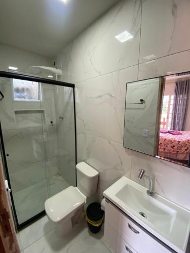 圣洛伦索Pousada do Solar的带淋浴、卫生间和盥洗盆的浴室