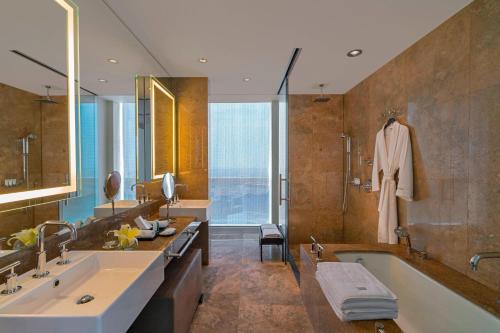 利马利马威斯汀酒店及会议中心的浴室配有两个盥洗盆和浴缸。